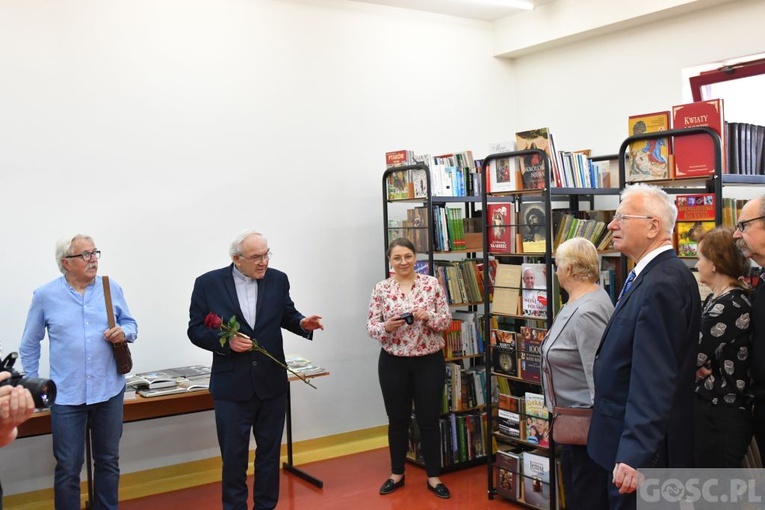 Ks. Olgierd Banaś przekazał 5 tys. książek dla sulechowskiej biblioteki
