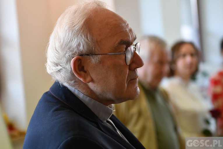 Ks. Olgierd Banaś przekazał 5 tys. książek dla sulechowskiej biblioteki