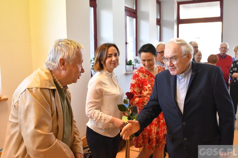 Ks. Olgierd Banaś przekazał 5 tys. książek dla sulechowskiej biblioteki