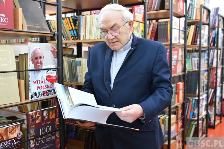 Ks. Olgierd Banaś przekazał 5 tys. książek dla sulechowskiej biblioteki