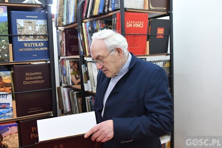 Ks. Olgierd Banaś przekazał 5 tys. książek dla sulechowskiej biblioteki