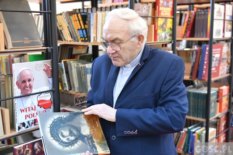 Ks. Olgierd Banaś przekazał 5 tys. książek dla sulechowskiej biblioteki