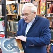 Ks. Olgierd Banaś przekazał 5 tys. książek dla sulechowskiej biblioteki