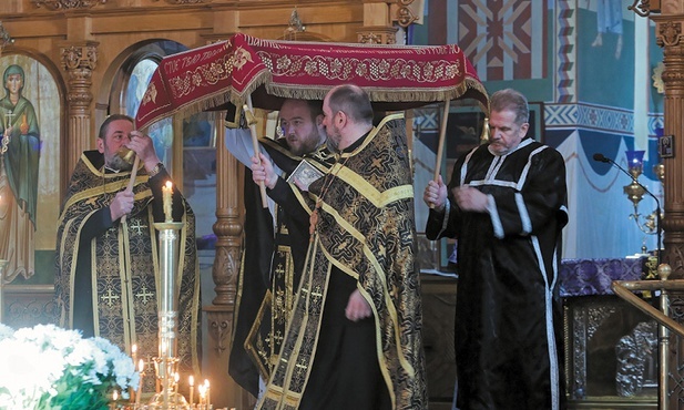 Wyniesienie płaszczenicy w parafii prawosławnej Zmartwychwstania Pańskiego w Białymstoku.
