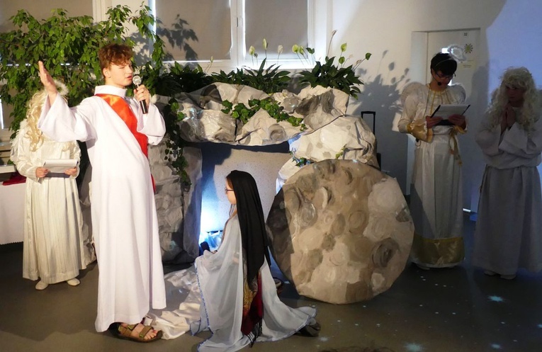 Licealiści KTK dla dzieci w Żywcu-Sporyszu - Wielkanoc 2022