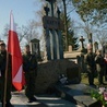 Żołnierze zaciągnęli wartę honorową przy kwaterze upamiętniającej ofiary zbrodni sowieckiej z 1940 roku.