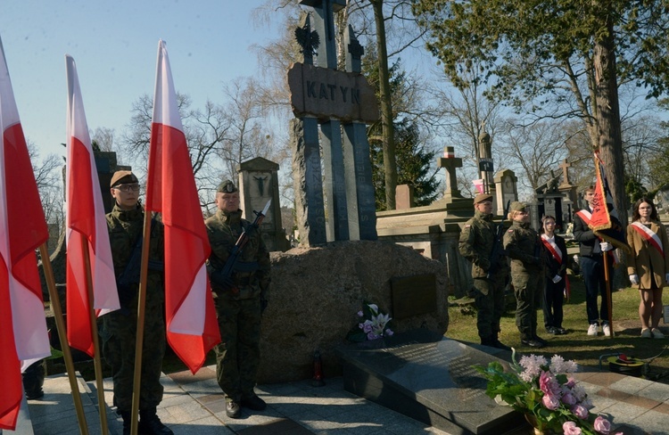 Żołnierze zaciągnęli wartę honorową przy kwaterze upamiętniającej ofiary zbrodni sowieckiej z 1940 roku.