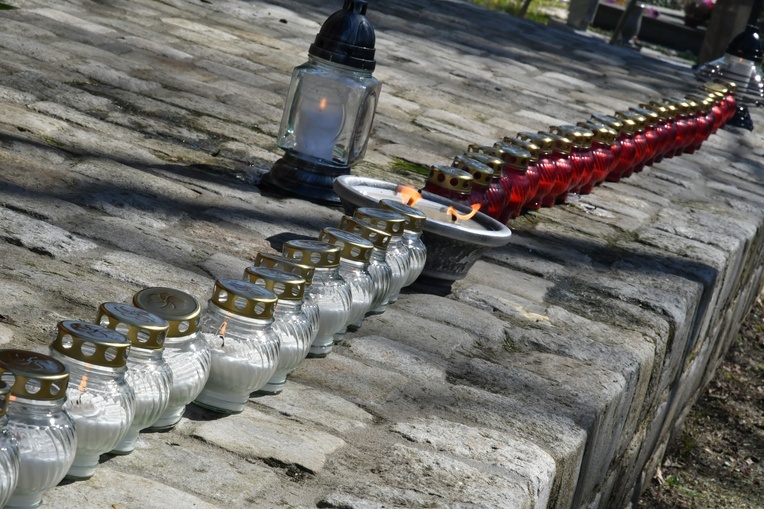 Grób płk. Jerzego Woźniaka oznaczony specjalnym insygnium