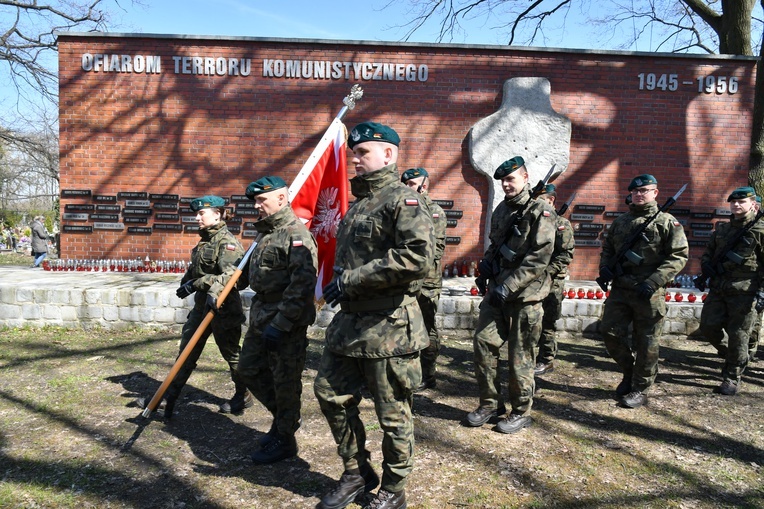 Grób płk. Jerzego Woźniaka oznaczony specjalnym insygnium