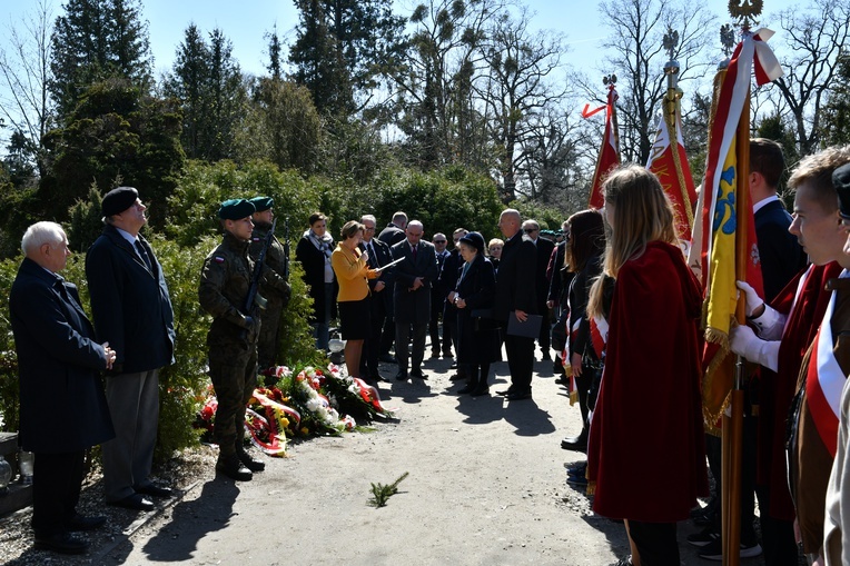 Grób płk. Jerzego Woźniaka oznaczony specjalnym insygnium