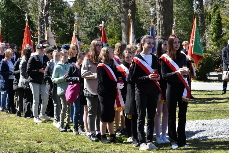 Grób płk. Jerzego Woźniaka oznaczony specjalnym insygnium