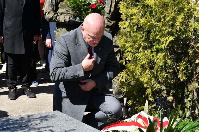 Grób płk. Jerzego Woźniaka oznaczony specjalnym insygnium