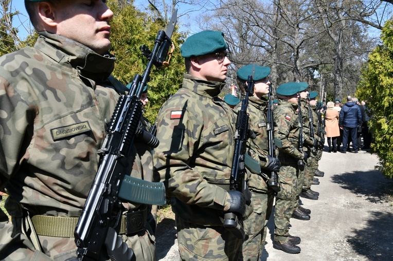 Grób płk. Jerzego Woźniaka oznaczony specjalnym insygnium