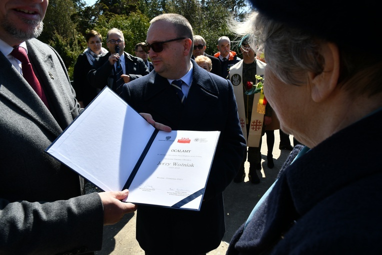 Grób płk. Jerzego Woźniaka oznaczony specjalnym insygnium