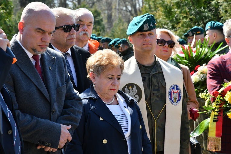 Grób płk. Jerzego Woźniaka oznaczony specjalnym insygnium