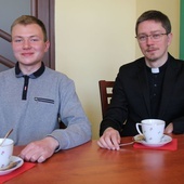 Olimpijski laureat Tomek Chrobak z liceum KTK w Bielsku-Białej i jego katecheta ks. Piotr Niemczyk.