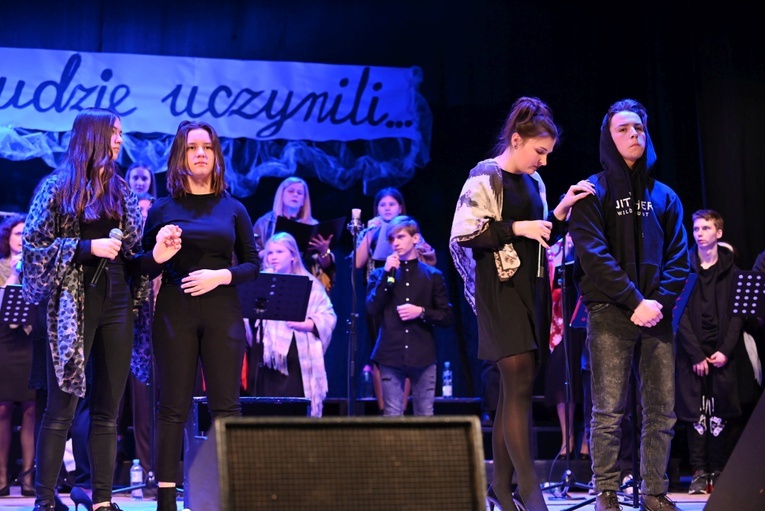 Ząbkowice Śl. Muzyczna Droga Krzyżowa "Coście ludzie uczynili"