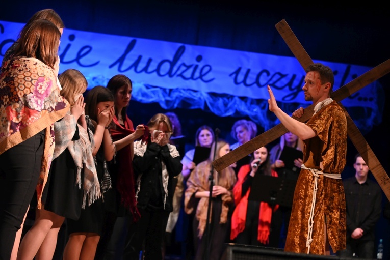 Ząbkowice Śl. Muzyczna Droga Krzyżowa "Coście ludzie uczynili"