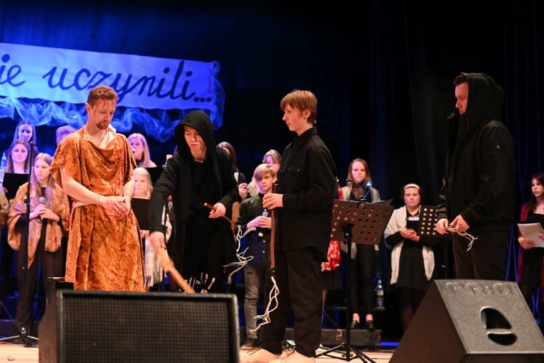 Ząbkowice Śl. Muzyczna Droga Krzyżowa "Coście ludzie uczynili"