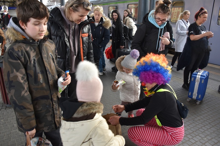 Wspólnota postakademicka wita uchodźców na gdańskim dworcu