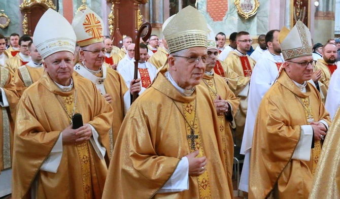Msza Krzyżma w archikatedrze lubelskiej zgromadziła licznych kapłanów i biskupów archidiecezji lubelskiej.
