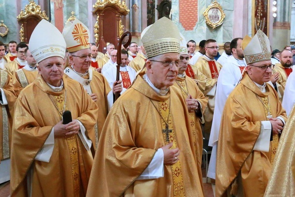 Msza Krzyżma w archikatedrze lubelskiej zgromadziła licznych kapłanów i biskupów archidiecezji lubelskiej.