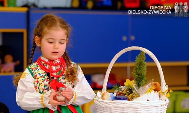 Dzieci z Wilamowic złożyły w tym roku życzenia świąteczne razem z bp. Romanem Pindlem.