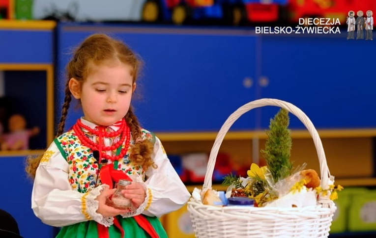 Dzieci z Wilamowic złożyły w tym roku życzenia świąteczne razem z bp. Romanem Pindlem.