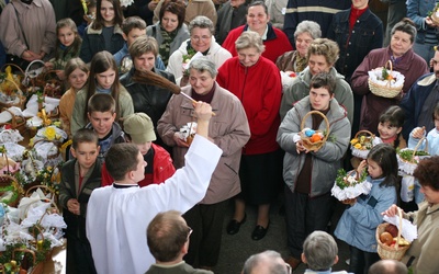 Święcenie pokarmów to jedna z najpopularniejszych polskich tradycji. 