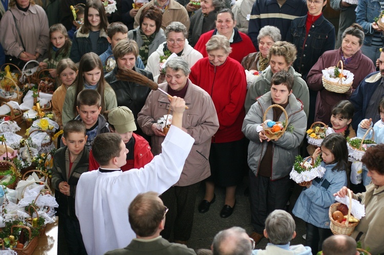 Święcenie pokarmów to jedna z najpopularniejszych polskich tradycji. 