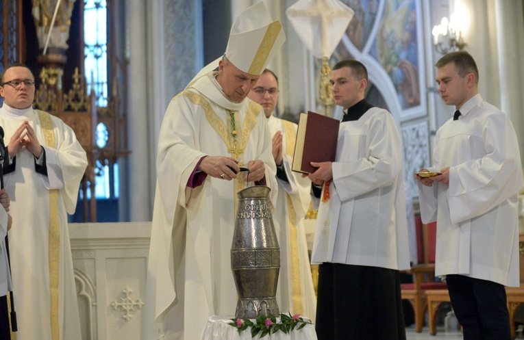 Przygotowanie i poświęcenie oleju krzyżma.