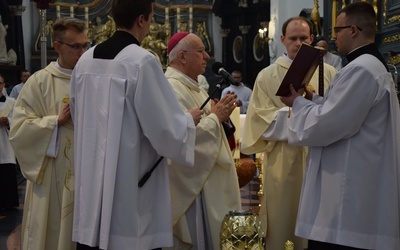 Podczas Eucharystii bp Andrzej F. Dziuba poświęcił oleje.