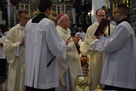 Podczas Eucharystii bp Andrzej F. Dziuba poświęcił oleje.