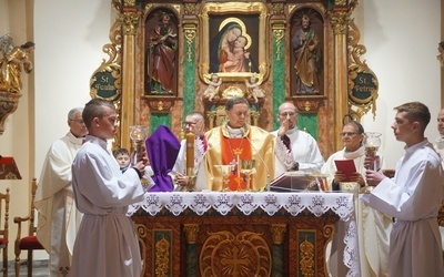 Bp. Adam Bałabuch w czasie celebracji Mszy Wieczerzy Pańskiej.