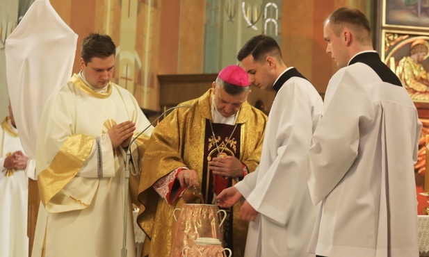 Podczas liturgii bp Pindel poświęcił oleje, które będą używane podczas udzielania sakramentów.
