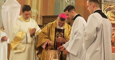 Podczas liturgii bp Pindel poświęcił oleje, które będą używane podczas udzielania sakramentów.