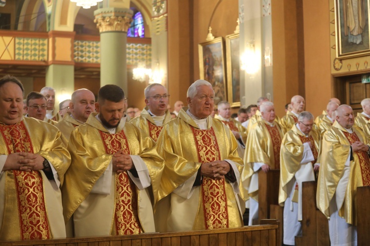 W katedrze zgromadziło się kilkuset księży.