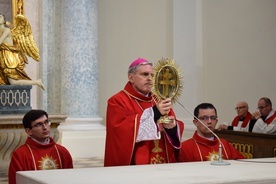 Na zakończenie liturgii odsłonięto relikwie Drzewa Krzyża Świętego.