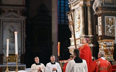 Biskup pomocniczy w czasie ukazywania krzyża wiernym.