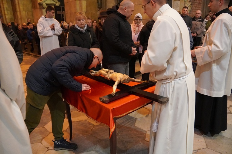 Wielki Piątek w archikatedrze wrocławskiej 2022