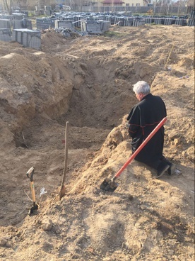Kardynał Krajewski modlił się nad zbiorową mogiłą w Borodziance 