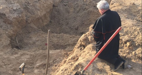 Kardynał Krajewski modlił się nad zbiorową mogiłą w Borodziance 