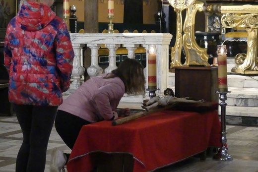 Liturgia Wielkiego Piątku w konkatedrze Narodzenia NMP w Żywcu - 2022