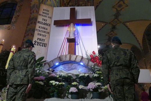 Liturgia Wielkiego Piątku w konkatedrze Narodzenia NMP w Żywcu - 2022
