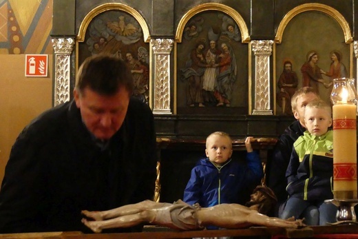 Liturgia Wielkiego Piątku w konkatedrze Narodzenia NMP w Żywcu - 2022