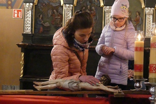 Liturgia Wielkiego Piątku w konkatedrze Narodzenia NMP w Żywcu - 2022