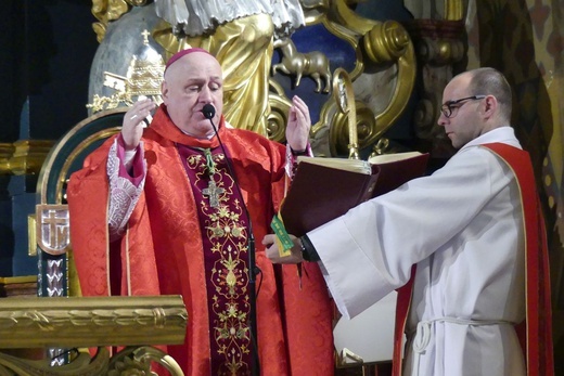 Liturgia Wielkiego Piątku w konkatedrze Narodzenia NMP w Żywcu - 2022