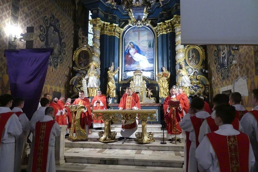 Liturgia Wielkiego Piątku w konkatedrze Narodzenia NMP w Żywcu - 2022