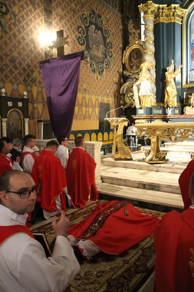 Liturgia Wielkiego Piątku w konkatedrze Narodzenia NMP w Żywcu - 2022