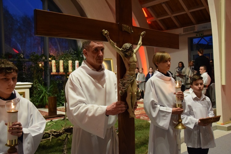 Liturgia Wielkiego Piątku w parafii Niepokalanego Serca NMP w Skierniewicach. 